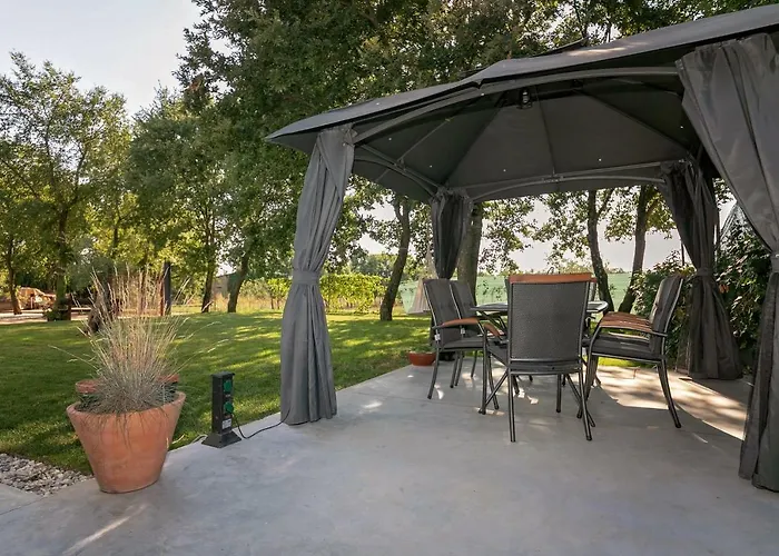 Quercus - Peace & Nature By The Bike Trail 招待所